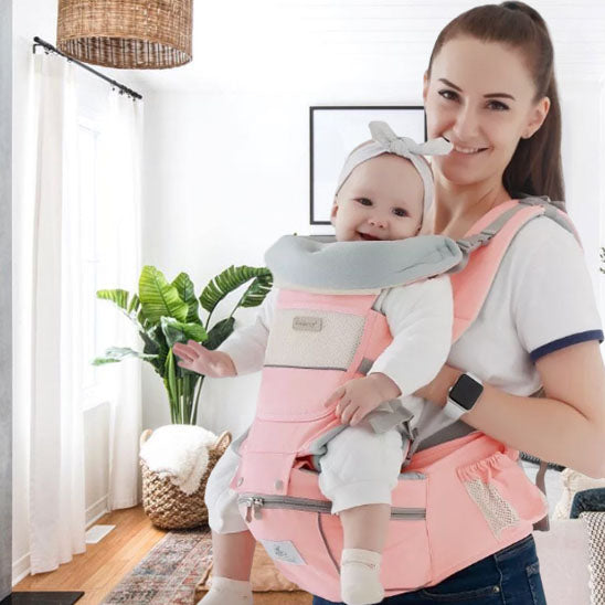 Bébé-fille-heureuse-avec-sa-maman-dans-un-porte-bebe