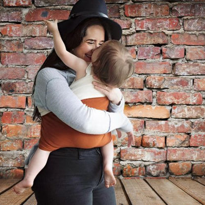 Echarpe-de-portage-parfaite-pour-des-moments-de-rire-entre-maman-et-bébé